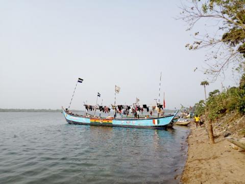 A Fanti boat at a bank of the Moa River in Solima (1)
