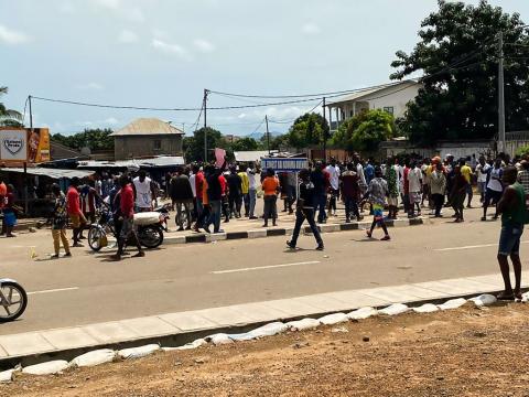 A scene at the standoff in Makeni between ACC agents and supporters of Ex-President Koroma