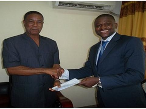 Alpha Kanu receives a copy of the FOI bill Saffa Abdulai 