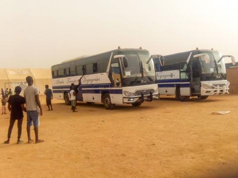  Buses line up to repatriate Guineans from the desert of Niger as Sierra Leoneans look on .jpg