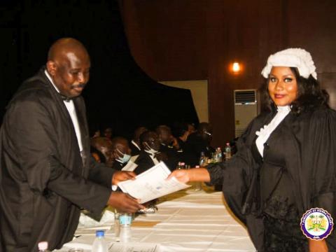 CJ handling down certificates to graduates
