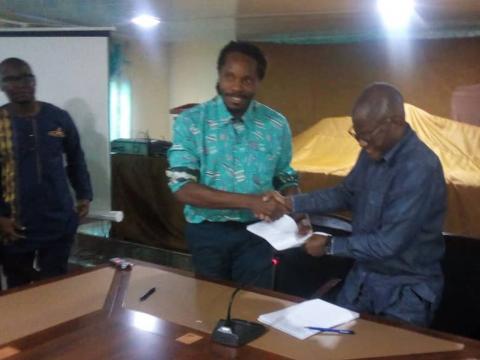 Dr Senge exchanges a signed MuO with Prof. Mansaray