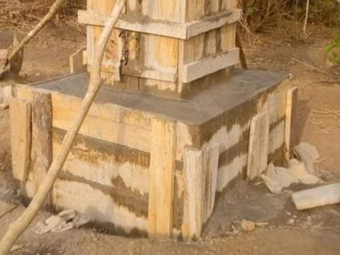A pillar erected by Guinean troops in Yenga