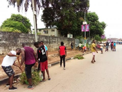Residents of Dambala Road in Bo cleaning the street