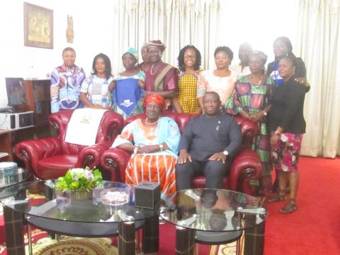 A cross section of WoW members posing with President Bio